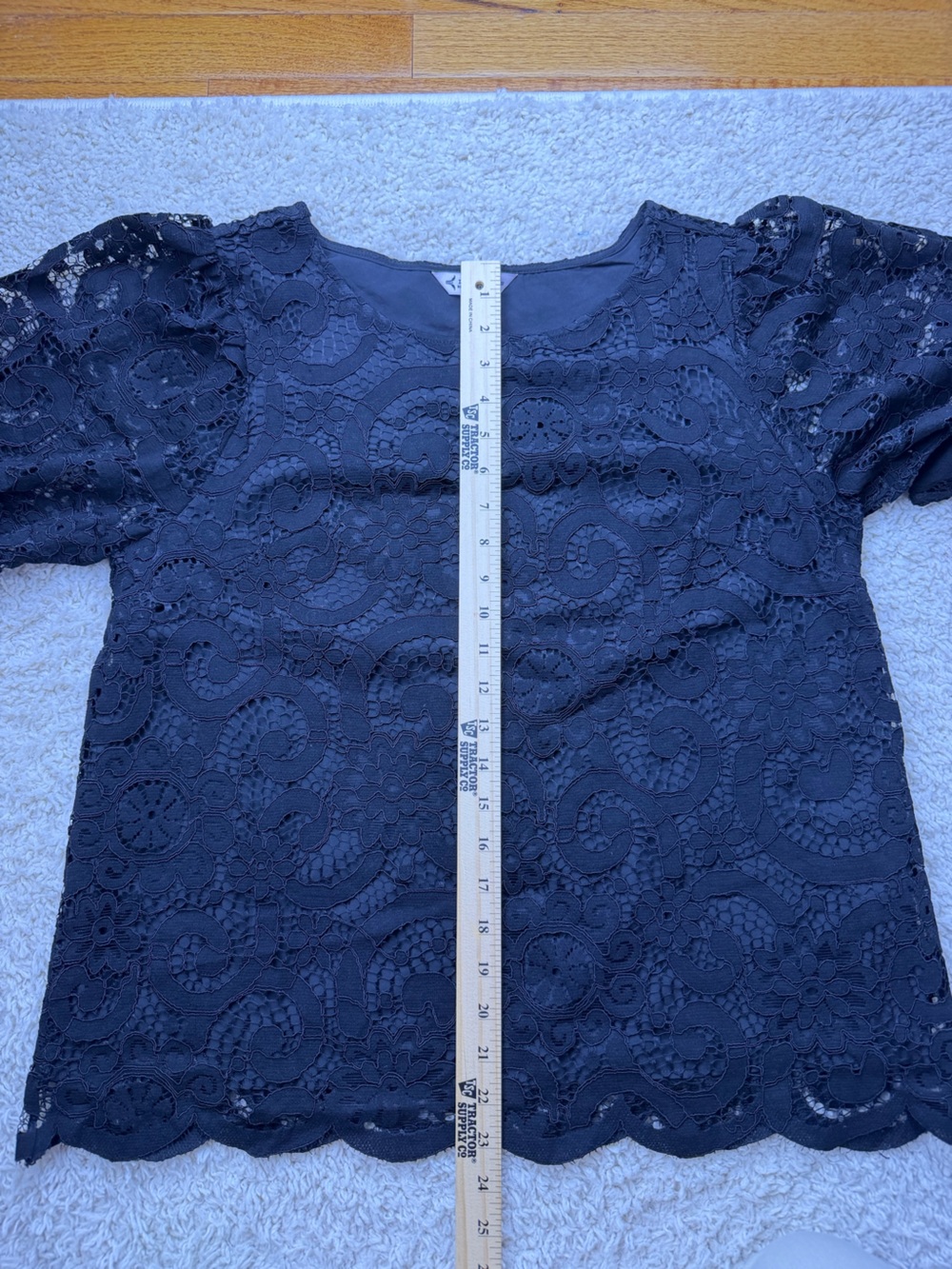 WMNS L Crochet Lace Puff-Sleeve Top NWT - Picture 8 of 8